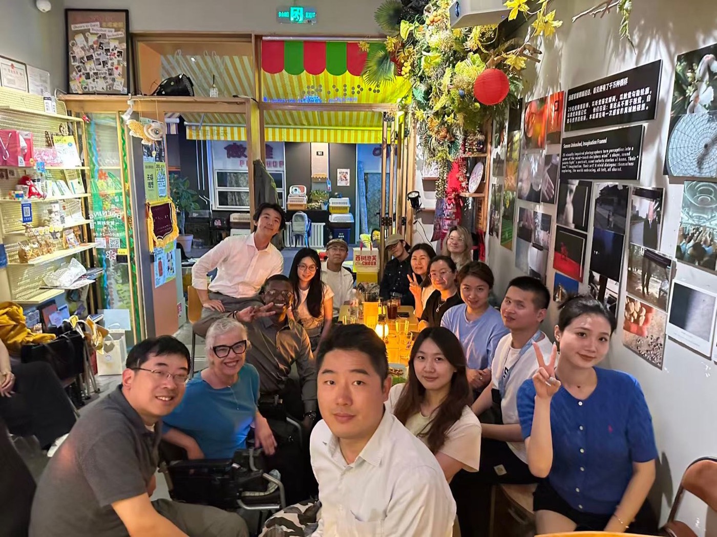 社区合影：参与者在分享活动后留影
